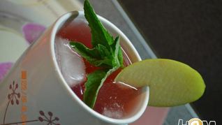 Напиток с мелиссой и крыжовником