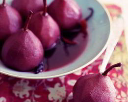 Пряные груши в сиропе из красного вина