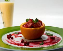 Ленивые апельсиновые вареники с брусничным соусом и апельсиновым смузи