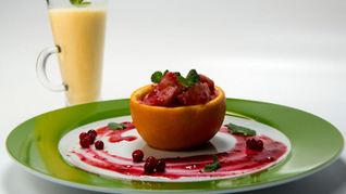 Ленивые апельсиновые вареники с брусничным соусом и апельсиновым смузи