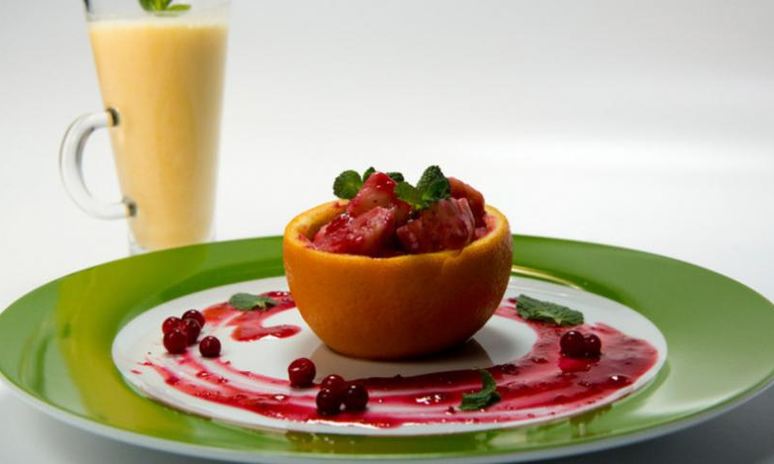 Рецепт ленивых апельсиновых вареников с брусничным соусом и апельсиновым смузи