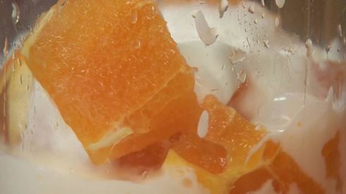 ленивые апельсиновые вареники с брусничным соусом и апельсиновым смузи