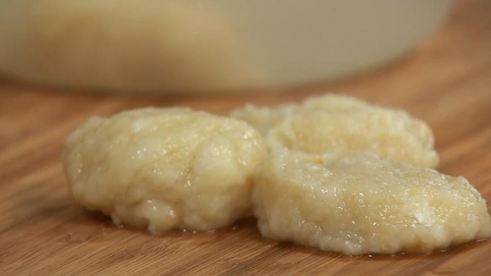 ленивые апельсиновые вареники с брусничным соусом и апельсиновым смузи