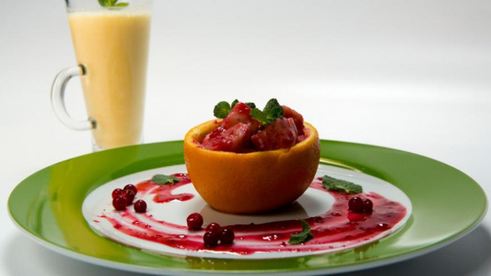 ленивые апельсиновые вареники с брусничным соусом и апельсиновым смузи