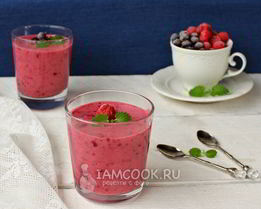 Малиновый смузи с бананом и черной смородиной