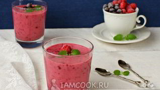 Малиновый смузи с бананом и черной смородиной