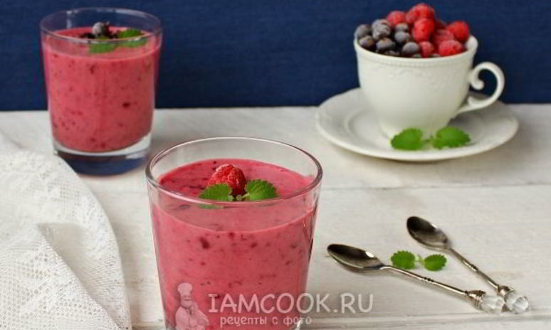 Рецепт малинового смузи с бананом и черной смородиной