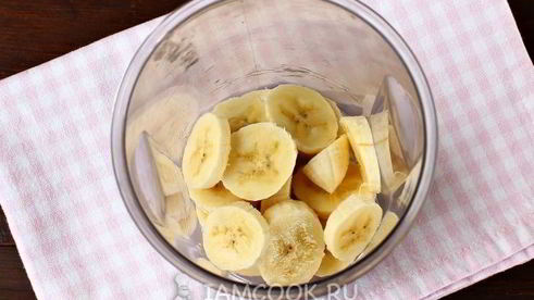 малиновый смузи с бананом и черной смородиной