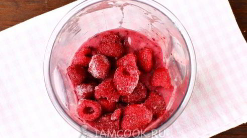 малиновый смузи с бананом и черной смородиной