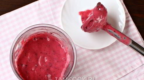 малиновый смузи с бананом и черной смородиной