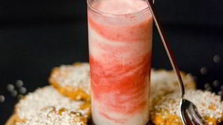 Морковное печенье с бананово-клубничным смузи