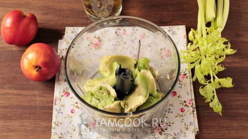 смузи с авокадо и сельдереем