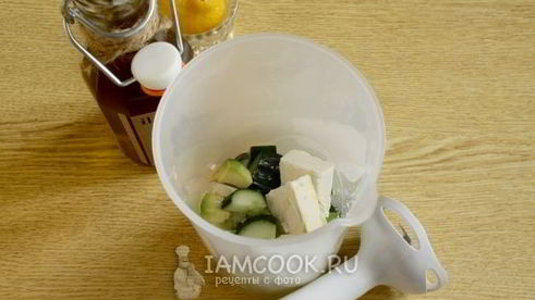 смузи с авокадо и свежим огурцом