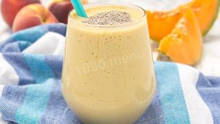 Смузи с дыней, бананом и персиком