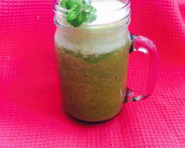 Смузи с дыней, манго, щавелем и базиликом