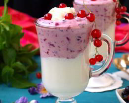Смузи с творогом и черной смородиной