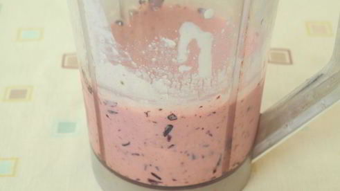 смузи с творогом и черной смородиной