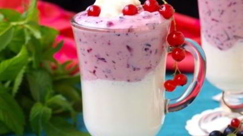 смузи с творогом и черной смородиной