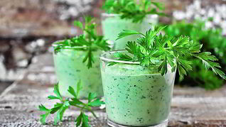 Зеленый смузи с авокадо и мятой