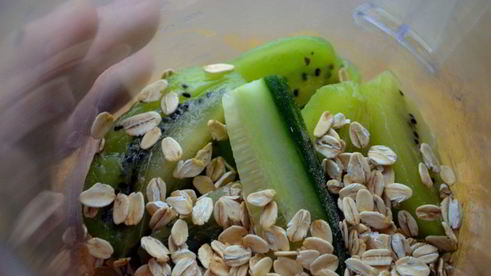 зеленый смузи с киви и огурцом