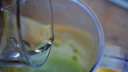 зеленый смузи с киви и огурцом