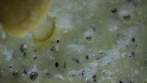 зеленый смузи с киви и огурцом