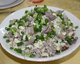 Еврейский салат с куриными потрошками и яйцами