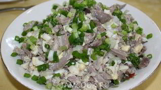 Еврейский салат с куриными потрошками и яйцами