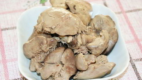 еврейский салат с куриными потрошками и яйцами