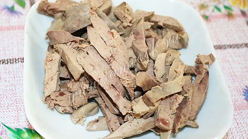 еврейский салат с куриными потрошками и яйцами