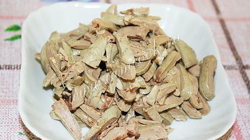 еврейский салат с куриными потрошками и яйцами