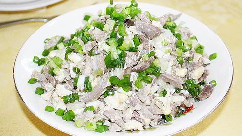 еврейский салат с куриными потрошками и яйцами