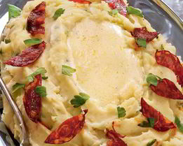 Горячий салат из картофельного пюре с чоризо