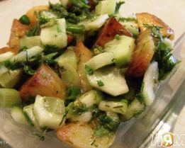 Горячий картофельный салат с острым соусом