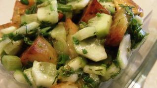 Горячий картофельный салат с острым соусом