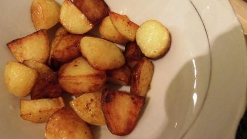 горячий картофельный салат с острым соусом