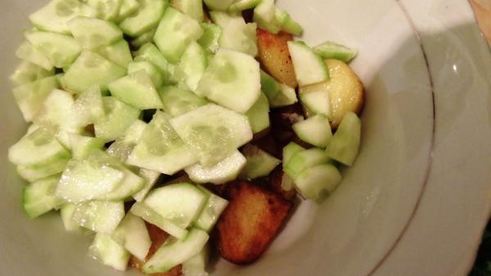 горячий картофельный салат с острым соусом