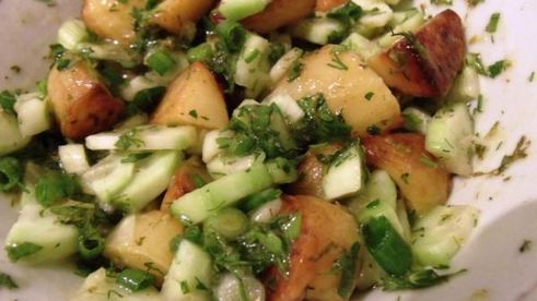 горячий картофельный салат с острым соусом