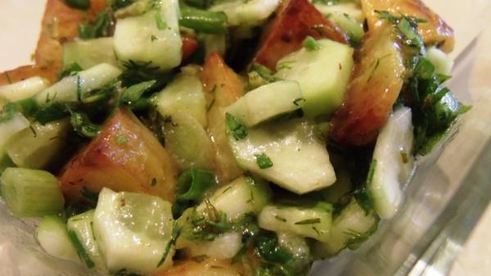 горячий картофельный салат с острым соусом