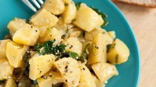 Картофельный салат с каперсами и петрушкой