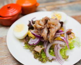 Картофельный салат с копченой рыбой