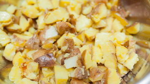 картофельный салат с копченой рыбой