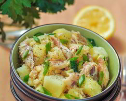 Картофельный салат с копченой скумбрией и яблоком