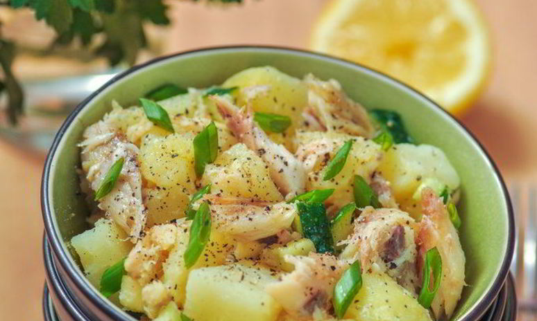 Рецепт картофельного салата с копченой скумбрией и яблоком