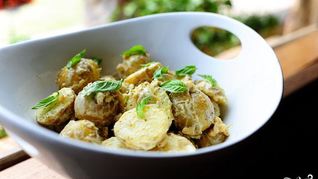 Картофельный салат с лимоном и базиликом