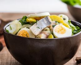 Картофельный салат с малосольными огурцами и сельдью