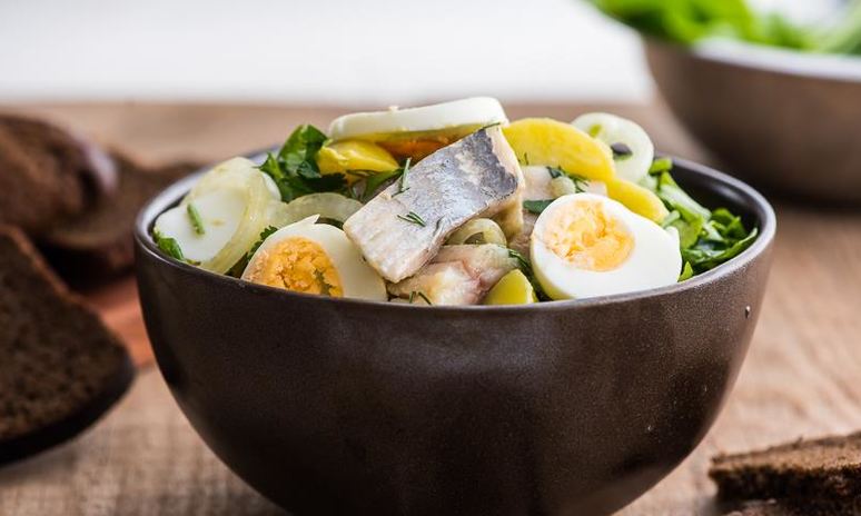 Рецепт картофельного салата с малосольными огурцами и сельдью