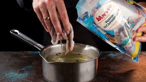 картофельный салат с мини-осьминогами