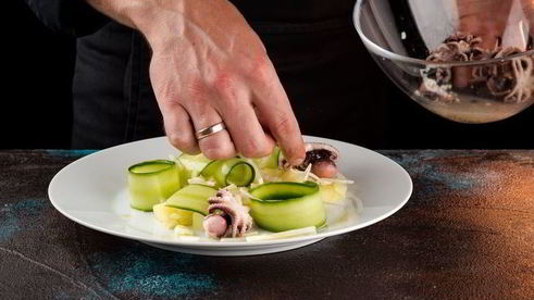 картофельный салат с мини-осьминогами