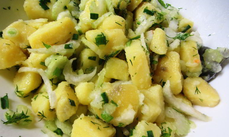 Рецепт картофельного салата с сельдереем